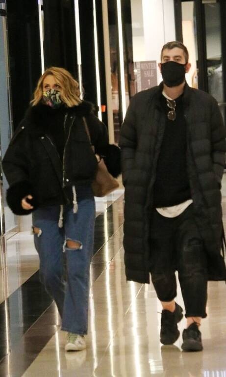 Φωτεινή Πετρογιάννη Βρε Φωτεινή, βρε Φωτεινή άσε τα σκισίματα σε αυτά τα σημεία που προσθέτουν αδίκως όγκο στα πόδια.