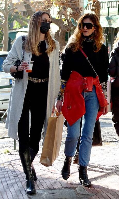 Υβόννη Ντόστα Η πρώην παίκτρια του My Style Rocks έκανε εξαιρετικές casual εμφανίσεις day one από τη στιγμή που τη γνωρίσαμε στο παιχνίδι. Το δετό, δερμάτινο jacket γύρω από τη μέση μάς έφερε κάποια 90s vibes που είχαμε ξεχάσει πόσο θέλαμε να δούμε.