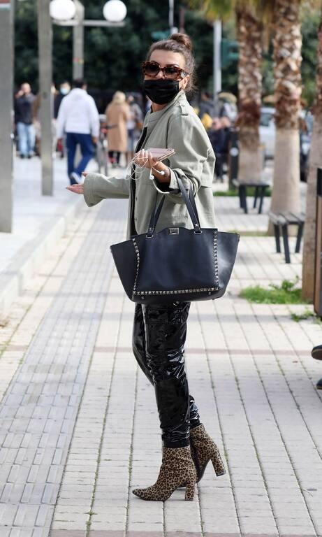 Νίνα Λοτσάρη Η Νίνα  Λοτσάρη είναι μία γενικά πολύ καλοντυμένη γυναίκα, οπότε δε μας κάνει έκπληξη αυτή η εμφάνιση. Τα συγχαρητήριά μας θα δώσουμε για τη συγκεκριμένη απόχρωση του σκονισμένου πράσινου με το μαύρο δερμάτινο παντελόνι.