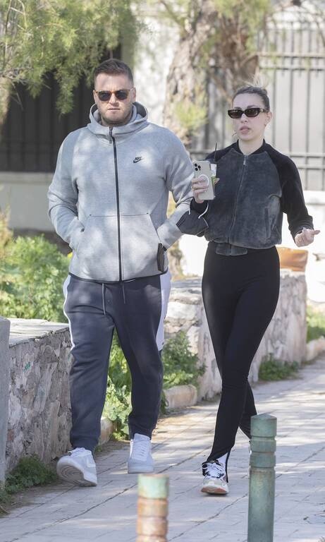 Γαρυφαλλιά Καληφώνη Η πρώην παίκτρια του GNTM δείχνει πώς να είσαι στυλάτη ακόμα κι όταν φοράς ένα απλό μαύρο παντελόνι. Το jacket με την γκρι λεπτομέρεια δημιουργεί μία πιο «Upper East Side» ατμόσφαιρα, αν θέλουμε να μιλήσουμε με όρους Gossip Girl.