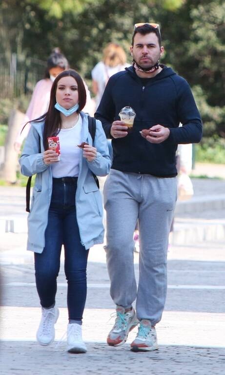 Μαρία Μπέη Jeans με T-shirt θα είναι πάντα ο αγαπημένος μας συνδυασμός, ειδικά στην περίπτωση που θέλουμε ένα γρήγορο outfit για μία χαλαρή βόλτα. Η Μαρία εδώ βρήκε και ένα υπέροχο γαλάζιο πανωφόρι και ήταν πανέτοιμη και cool.