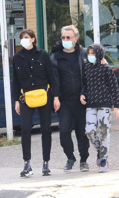 Άννα Μαρία Παπαχαραλάμπους Μακράν η καλύτερη εμφάνιση των τελευταίων εβδομάδων. Η Παπαχαραλάμπους φόρεσε ένα total black σύνολο και το «έσπασε» με μία κίτρινη τσάντα γύρω από τη μέση. Εύκολα εικόνα από περιοδικό μόδας.