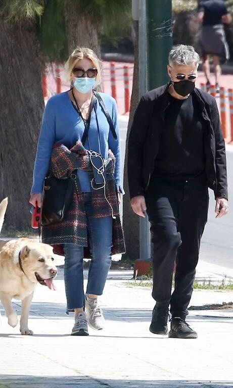 Σμαράγδα Καρύδη Στα μπλε η Σμαράγδα Καρύδη με ένα υπέροχο καρό παλτό να «σπάει» το χρώμα με μερικές γραμμές κόκκινου. Τα συγχαρητήριά μας να δώσουμε για τις εξαιρετικές αποχρώσεις του μπλε που επέλεξε.