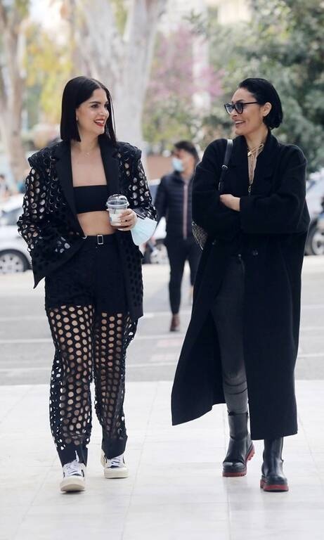 Αρετή Λις Πολύ στυλάτο κορίτσι η Αρετή, όμως, αυτήν τη φορά διακρίναμε μία υπερβολή στην εμφάνισή της. Για μία καθημερινή βόλτα για έναν καφέ, ίσως θα έπρεπε να υπήρχαν στοιχεία που να προσάρμοζαν το look, κάτι που δεν επιτυγχάνεται με όλες αυτές τις πιο διχτυωτές και διάφανες λεπτομέρειες.