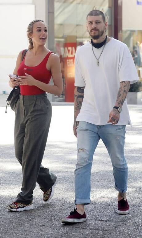 Έλενα Κώνστα Η Έλενα Κώνστα είναι ένα πολύ cool κορίτσι, εξ ου και στην έξοδό της φόρεσε ένα εφαρμοστό top με ένα πιο oversized παντελόνι. Τα printed sneakers είναι ό,τι πιο cool θα δεις τους επόμενους μήνες στο street style.