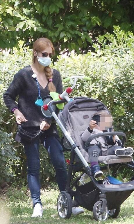 Ιωάννα Παππά Πολύ γλυκιά μαμά η Ιωάννα Παππά στη βόλτα με το παιδάκι της. Το jean είναι μία κλασική επιλογή, τα λευκά sneakers πολύ in fashion, η μπλούζα δε μας αρέσει. Όχι τόσο το σχέδιο όσο το χρώμα. Το ξεθώριασμα δεν είναι πολύ κολακευτικό.