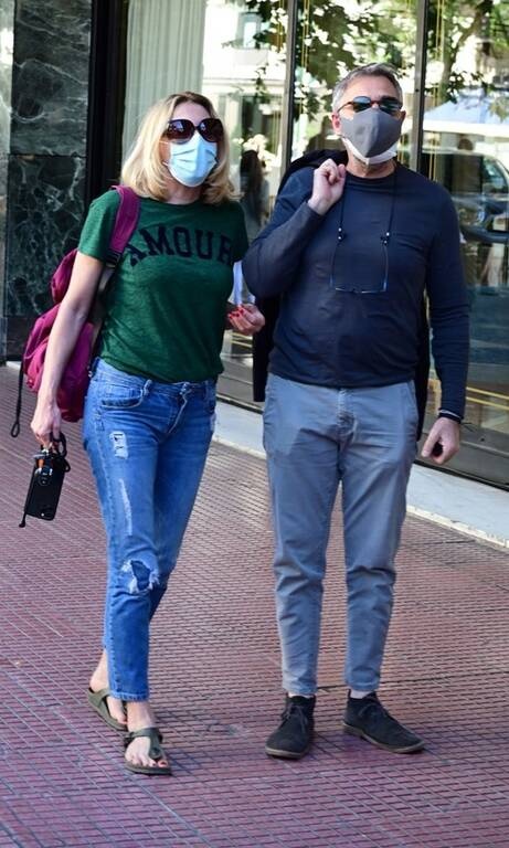 Σμαράγδα Καρύδη Δεν είναι ότι η Σμαράγδα Καρύδη είναι κακοντυμένη. Απλώς έχει δημιουργήσει μία αρκετά teen & basic εμφάνιση, χωρίς κάτι να ξεχωρίζει. Ένα διαφορετικό T-shirt σε μία πιο ανοιχτόχρωμη απόχρωση θα έφτιαχνε περισσότερο τα πράγματα.