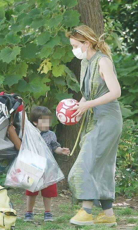 Λένα Παπαληγούρα Βόλτα για τη Λένα Παπαληγούρα και σίγουρα αποφάσισε να ακολουθήσει μία πιο χαλαρή γραμμή. Θα ήμασταν μαζί της, αλλά ο συνδυασμός αυτού του φορέματος με όγκους με τα chunky αθλητικά και το κολάν δεν είναι κι ο αγαπημένος μας. Ένα πιο κοντό μήκος ή πιο ανοιχτά παπούτσια θα αποσυμπίεζαν λίγο την εικόνα.