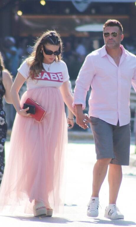 Βαλεντίνη Παπαδάκη Δε θεωρούμε κακοντυμένη τη Βαλεντίνη Παπαδάκη. Οι τούλινες φούστες, άλλωστε είναι στη μόδα. Με το T-shirt είμαστε ok, αλλά αυτά τα platform shoes είναι υπερβολικά ογκώδη και δεν κολακεύουν.