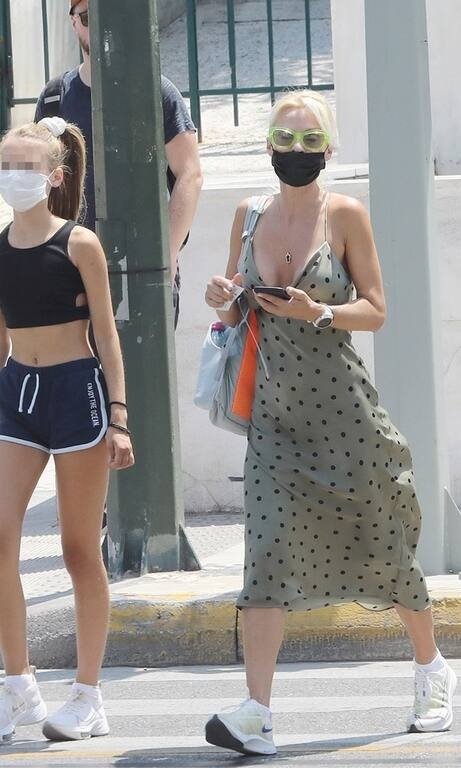 Ασημίνα Ιγγλέζου Θα κρατούσαμε το πουά φόρεμα της Ασημίνας Ιγγλέζου, αλλά, ενώ γενικά μας αρέσουν τα sneakers με φορέματα, θα προτιμούσαμε πιο ανοιχτά παπούτσια. Ένα ζευγάρι σανδάλια ή έστω εσπαντρίγιες, γιατί το ύφασμα του φορέματος είναι πολύ αέρινο και καλοκαιρινό.