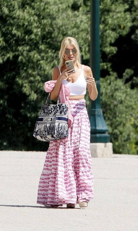 Κατερίνα Καινούργιου Ένα λευκό crop top και μία αέρινη, ψηλόμεση και maxi φούστα σε λευκό και ροζ αποτέλεσαν το τέλειο summer look για την Κατερίνα Καινούργιου. Η παρουσιάστρια εθεάθη σε βόλτα της στο Ζάππειο κρατώντας και μία oversized τσάντα στο χέρι.