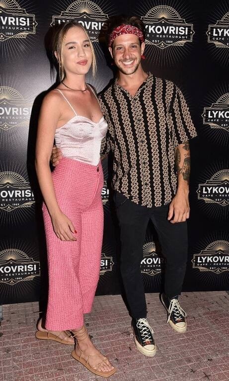 Αλεξάνδρα Εξαρχοπούλου Το κορίτσι του Ηλία Μπόγδανου επένδυσε στο ροζ και στις αποχρώσεις του. Για τα γενέθλια της Μαριαλένας Ρουμελιώτη, επέλεξε ένα ψηλόμεσο παντελόνι και σατέν μπλούζα, ενώ ολοκλήρωσε το look με nude σανδάλια.