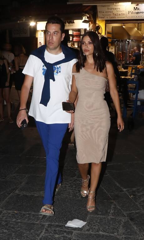 Λάουρα Νάργες Δύσκολα μπορεί να πάει κάτι λάθος όταν επιλέγεις nude και η Λάουρα Νάργες έκανε το απόλυτο total. Ένα εφαρμοστό, one-shoulder dress με πέδιλα και σκουλαρίκια. Ό,τι ακριβώς θες για το νησί.