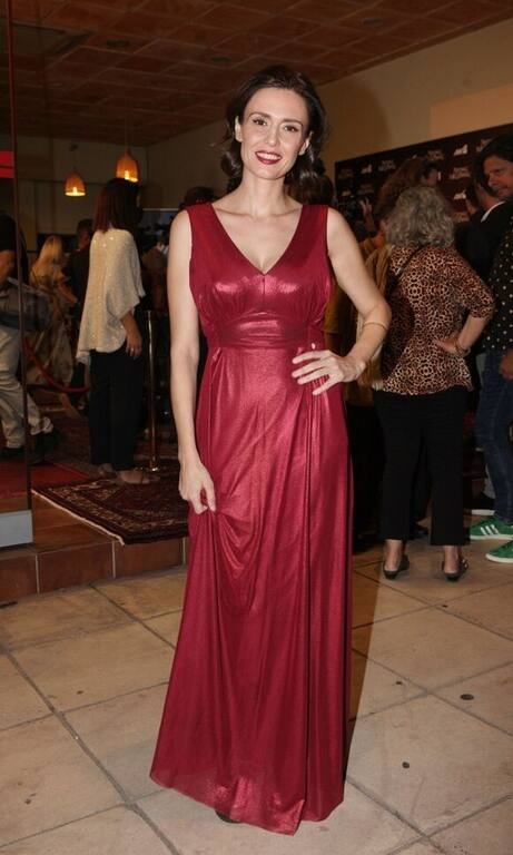 Μαρκέλλα Γιαννάτου Πολύ κομψό το φόρεμα και ιδιαίτερα κολακευτικό το κόκκινο για τις μελαχρινές, αλλά, γιατί βρε Μαρκέλλα δεν έβαλες και μερικά κοσμήματα ακόμα για δώσεις λάμψη και να έχεις το τέλειο glam look; Δεν μπορούμε να πούμε το outfit κακό, αλλά το αισθανόμαστε κάπως ημιτελές.