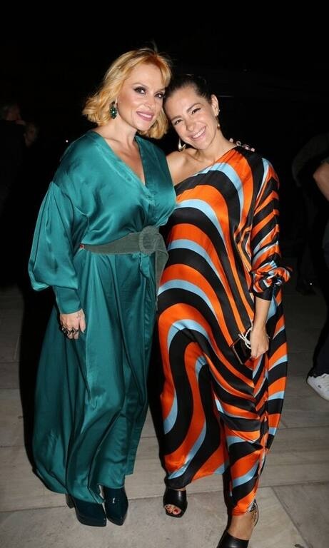 Νατάσσα Μποφίλου Σε ακούμε όλη μέρα στο αυτοκίνητο, Νατάσσα, και σε αγαπάμε, αλλά μας τα χάλασες με αυτό το outfit. Ούτε το τόσο ριχτό ρούχο κολακεύει τις αναλογίες σου ούτε και το δερμάτινο peep-toe θα ήταν η πρώτη μας επιλογή. Βάλε ένα πέδιλο ή ένα peep toe μποτάκι έστω.