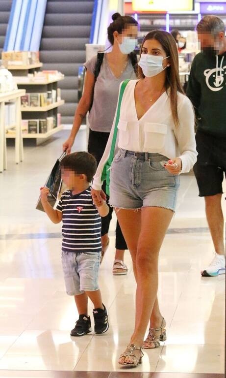 Σταματίνα Τσιμτσιλή Με τόσο καλλίγραμμα πόδια, δε μας παραξενεύει που η Σταματίνα προτιμά ρούχα που να τα αναδεικνύουν. Τι μπορεί, άλλωστε, να πάει λάθος με λευκό πουκάμισο και denim shorts; Τίποτα! Σταματίνα, να φοράς λευκό πιο συχνά, σε φωτίζει!