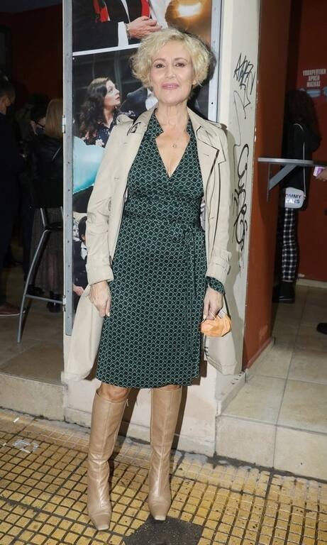 Κωνσταντίνα Μιχαήλ Πολύ ωραίο το πράσινο συνδυαστικά με το nude πανωφόρι της κυρίας Μιχαήλ. Οι συγκεκριμένες μπότες, βέβαια, με την εμφανώς πιο σκουρόχρωμη επιφάνεια μοιάζουν  παράταιρες. Επίσης, με αυτό το φόρεμα θα θέλαμε ένα πιο κοντό σχέδιο που να αφήνει περισσότερη επιφάνεια του ποδιού ακάλυπτη.