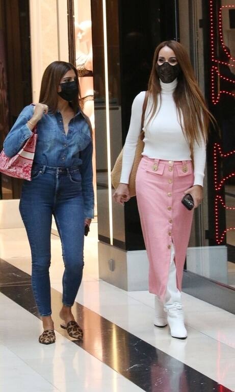 Ιωάννα Λίλη Μα πόσο σου πάει, βρε Ιωάννα, το λευκό και το ροζ; Το λευκό ζιβάγκο έδωσε έμφαση στον ψηλό σου λαιμό και οι high boots που αναδεικνύονται μέσα από τη φούστα ήταν so chic & sexy. Από εμάς είναι ένα μεγάλο «ναι»!