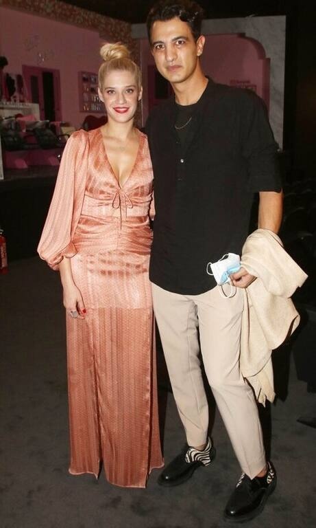 Τζένη Θεωνά Πολύ όμορφο και κολακευτικό το ροδακινί χρώμα του φορέματος, όμως, το ύφασμα και οι ρίγες του το έδειχναν σαν να ήταν τσαλακωμένο. Σε μία πιο velvet επιλογή θα ήταν ιδανικό!