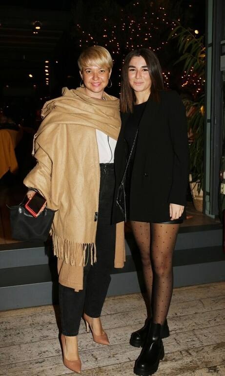 Νάντια Κοντογεώργη Η Νάντια Κοντογεώργη ήταν υπέρκοψη! Συνδύασε δύο πολύ basic χρώματα -λευκό και μαύρο- μαζί με αποχρώσεις του nude. Οι γόβες σε χρώμα ταμπά ήταν ό,τι πιο σέξι μπορούσε να επιλέξει.