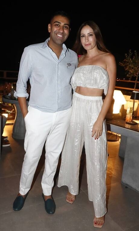 Στέλλα Γιαμπουρά Δεν τίθεται θέμα ότι η Στέλλα Γιαμπουρά είναι ένα κορίτσι που τραβάει τα βλέμματα, ωστόσο αυτό το matching set λόγω του υφάσματός του μοιάζει σαν να είναι τσαλακωμένο και χαλάει το τελικό αποτέλεσμα.