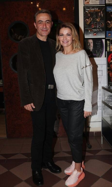 Παναγιώτα Βλαντή Η Παναγιώτα είναι το ιδανικό κορίτσι να σου δείξει κομψές athleisure εμφανίσεις. Εδώ, συνδύασε ένα γκρι πουλόβερ με ένα λαμπερό κόσμημα να στολίζει το πλάι του μανικιού με ένα μαύρο άνετο παντελόνι και αθλητικά παπούτσια. Υπέροχο το ροδακινί στα πόδια.