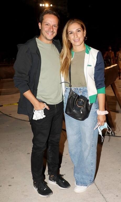 Αρετή Ψυχράμη – Δημήτρης Μακαλιάς Γιατί, βρε παιδιά, τόσο καθημερινά looks σε μία βραδιά στο θέατρο Βράχων; Κάποια ελαφρώς πιο επίσημα ή βραδινά ρούχα θα ήταν πιο κατάλληλα για την περίσταση. Ωραία τα αθλητικά, αλλά όχι για τότε.