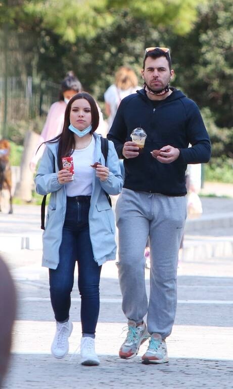 Μαρία Μπέη – Δημήτρης Μπέλος Πιο χαλαρή βόλτα για τους σεφ του MasterChef, ωστόσο, κάτι λείπει. Ένα κόσμημα στον λαιμό της Μαρίας, για παράδειγμα, θα έδινε glam. Αν είχε και ο Δημήτρης ένα λίγο πιο σκούρο ζευγάρι αθλητικά ή ένα χωρίς τα διάφορα χρώματα πάνω, θα δίναμε περισσότερους πόντους.