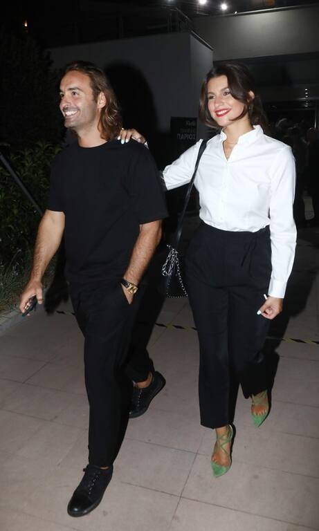 Δανάη Παππά – Λάμπρος Λάζαρης Πολύ κομψοί και οι δύο στο Θέατρο Άλσος. Ο μεν Λάμπρος Λάζαρης με ένα total black look, ενώ η Δανάη Παππά με black n’ white που συνδύασε με πράσινες γόβες. Εξαιρετικοί! Και πάντα δείχνουν πολύ ερωτευμένοι, να σημειώσουμε.