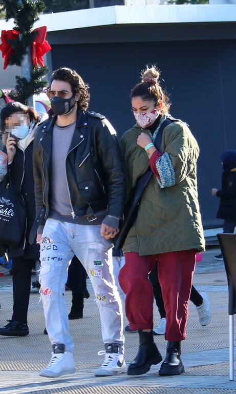 Μαίρη Συνατσάκη Δε θα λέγαμε κακοντυμένη τη Μαίρη Συνατσάκη, αλλά θα αλλάζαμε ένα στοιχείο στο look. Ενώ μας αρέσει ο συνδυασμός χακί – κόκκινου, το παντελόνι είναι υπερβολικά αέρινο και με τον αέρα δε βοηθάει στην ισορροπία και την αρμονία της εικόνας.