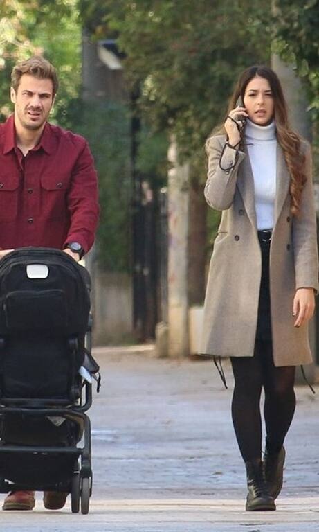 Κωνσταντίνα Παπαμιχαήλ Μα τι ομορφιές το κορίτσι που Άκη Πετρετζίκη! Λευκό ζιβάγκο, μαύρη mini φούστα και nude παλτό – η τέλεια τριπλέτα για να είσαι κομψή χωρίς να χρειάζεσαι πολύ χρόνο σε συνθέσεις.