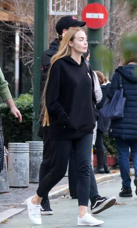 Αντωνία Καλλιμούκου Ψάχνεις πώς να είσαι κομψή ακόμα και στις καθημερινές και αθλητικές σου εμφανίσεις; Ακολούθησε το παράδειγμα της Αντωνίας Καλλιμούκου και φτιάξε μία almost total black εμφάνιση με hoodie «σπάζοντάς» τη με ένα ζευγάρι λευκά sneakers.