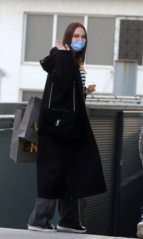 Υβόννη Μπόσνιακ Δε λέμε σε καμία περίπτωση κακοντυμένη την Υβόννη, όμως, θα θέλαμε κάποιες λίγο διαφορετικές λεπτομέρειες. Θα κρατούσαμε την υπέροχη κάπα, αλλά θα αλλάζαμε τα παπούτσια. Όχι απαραίτητα σε κάτι πιο επίσημο, αλλά σε ζευγάρι λευκά sneakers, για παράδειγμα.