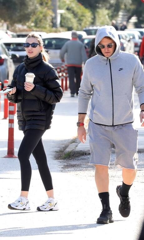 Γαρυφαλλιά Καληφώνη Μακράν η πιο καλοντυμένη της εβδομάδας και χωρίς να φορέσει κάτι περίτεχνο. Ένα κολάν, ένα puffer jacket και ένα ζευγάρι αθλητικά παπούτσια και η Γαρυφαλλιά δίκαια βρίσκεται στην κορυφή του street style.