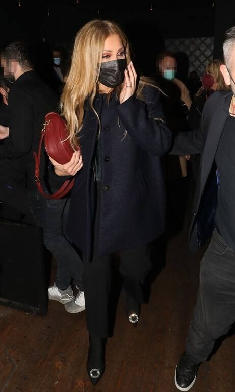 Νατάσα Θεοδωρίδου Απλή, κλασική, safe. Η Νατάσα Θεοδωρίδου ντύθηκε στα μαύρα και «έσπασε» το σκούρο της υπόθεσης με μία τσάντα στο χρώμα του σάπιου μήλου.