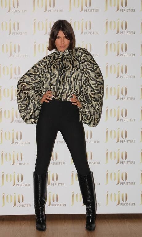 Μέγκι Ντρίο Μέγκι, μας έχεις συνηθίσει σε πολύ καλοντυμένες εμφανίσεις και το επικροτούμε. Πολύ εντυπωσιακό το top με τα oversized μανίκια και «δένει» όπως πρέπει με τη μαύρη βάση. Very chic!