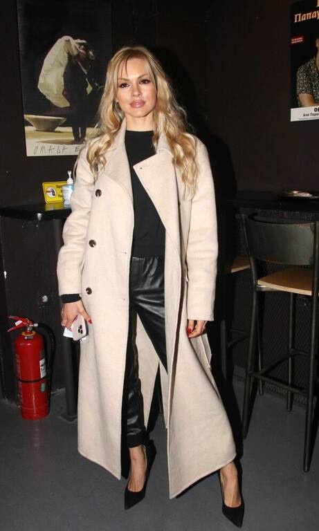 Βίκυ Κάβουρα Τα μπεζ πηγαίνουν πολύ στη Βίκυ Κάβουρα και εκείνη το ξέρει και το εκμεταλλεύεται. Να πούμε, όμως, και τα μπράβο μας για το δερμάτινο παντελόνι με τις γόβες. Ανέδειξε άψογα τα πόδια της.