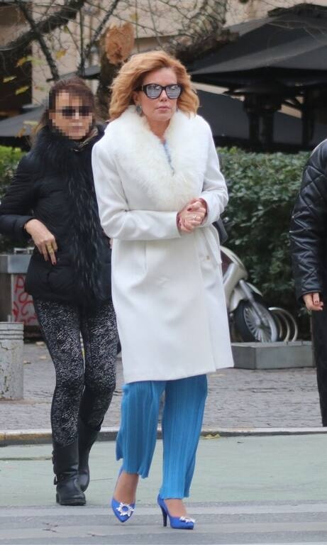 Ευγενία Μανωλίδου Σαφώς ένα πολύ σοφιστικέ πανωφόρι με γούνινη λεπτομέρεια επέλεξε η Ευγενία Μανωλίδου και, χωρίς να ανακατεύει πολλά χρώματα, το ταίριαξε με μπλε παντελόνι και γόβες.