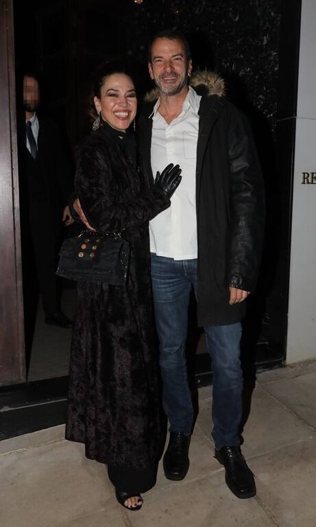 Ναταλία Δραγούμη Τι ωραίο total black ήταν αυτό, βρε Ναταλία; Το βελούδο στο πανωφόρι έκανε τόσο αρχοντική την εμφάνιση που δε χρειαζόταν και πολλά άλλα για να ολοκληρωθεί. Σούπερ!