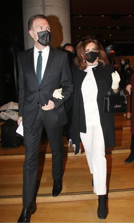 Μιμή Ντενίση Απλά υπέρκομψη η Μιμή Ντενίση με το black & white σύνολό της. Το πόσο αγαπήσαμε τον λευκό καμβά με το κλασικό black coat δε λέγεται! Εύγε!