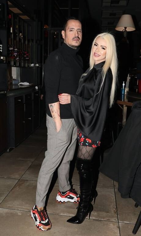 Στέλλα Μιζεράκη Κρατάμε την κάπα, ίσως και τις μπότες, αλλά αφήνουμε το printed bottom και το συγκεκριμένο καλσόν της Στέλλας. Με ένα εφαρμοστό παντελόνι, το outfit θα έδενε πολύ περισσότερο.