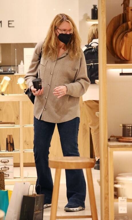 Έλενα Κατραβά Κατανοούμε το denim, όμως, αυτή η ζακέτα δεν κολακεύει πολύ τα χρώματα της Κατραβά ούτε το στυλ αποπνέει ιδιαίτερη κομψότητα. Με ένα διαφορετικό τοπ, όπως ένα μεταξένιο ή έστω ένα πουλόβερ, θα υπήρχε μεγαλύτερη συνοχή.