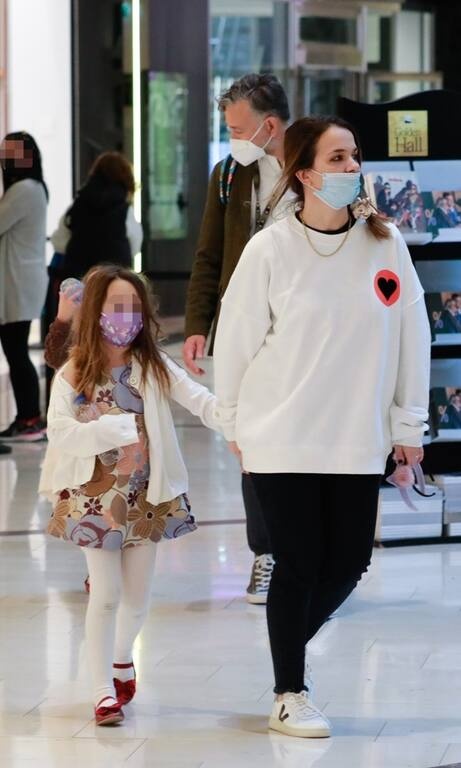 Ελιάνα Χρυσικοπούλου Αν θέλεις να δεις πώς να δημιουργήσεις το τέλειο athleisure look, δες αυτήν την εμφάνιση της Ελιάνας Χρυσικοπούλου. Το μόνο που έκανε είναι να συνδυάσει ένα πουλόβερ με εφαρμοστό τζιν και ένα ζευγάρι sneakers και ήταν πανέτοιμη και στυλάτη.