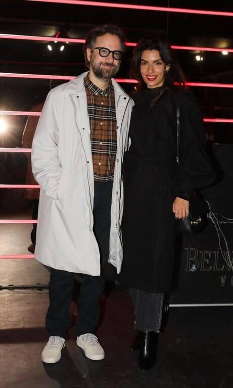 Τόνια Σωτηροπούλου Απλή και ιδιαίτερα κομψή η Τόνια Σωτηροπούλου στο πλευρό του Κώστα Μαραβέγια. Μακρύ παλτό με σκούρο τζιν και μαύρες μπότες… Τι άλλο να χρειαστεί κανείς;