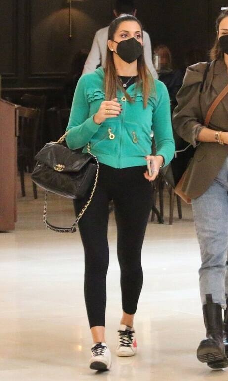 Σταματίνα Τσιμτσιλή Η Σταματίνα μόλις έδειξε πώς να δώσεις περισσότερο glam σε μία καθημερινή εμφάνιση. Φοράς τα αθλητικά σου και τα συνδυάζεις με ωραία, λαμπερά κοσμήματα. Υ.Γ. Πόσο πηγαίνει το τιρκουάζ στις καστανές δε λέγεται.