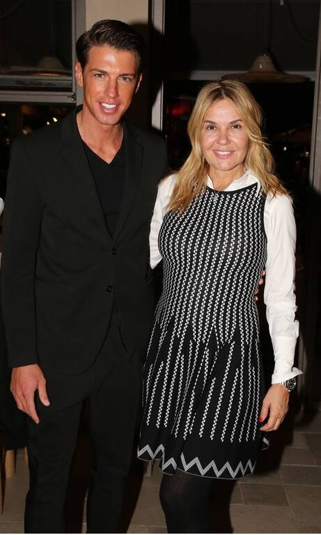 Χριστίνα Παππά Είναι δυνατόν μια τόσο γοητευτική και σέξι γυναίκα με τέτοιο σύνολο; Ε όχι! Καλό το απλό κλασικό λευκό πουκάμισο, αλλά το συγκεκριμένο φόρεμα ήταν μια καταστροφή. Δεν κολακεύει το σώμα και δεν έχει κανέναν χαρακτήρα. Το μαύρο δε καλσόν τέτοια εποχή απαγορεύεται!