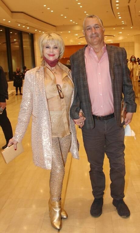 Μαρία Ιωαννίδου Χρυσό, παγιέτες και πούλιες. Είπαμε κυρία Ιωαννίδου μου αγαπάτε το glam, αλλά αυτό πια είναι υπερβολή. Λάθος και το διάφανο πουκάμισο, φυσικά.