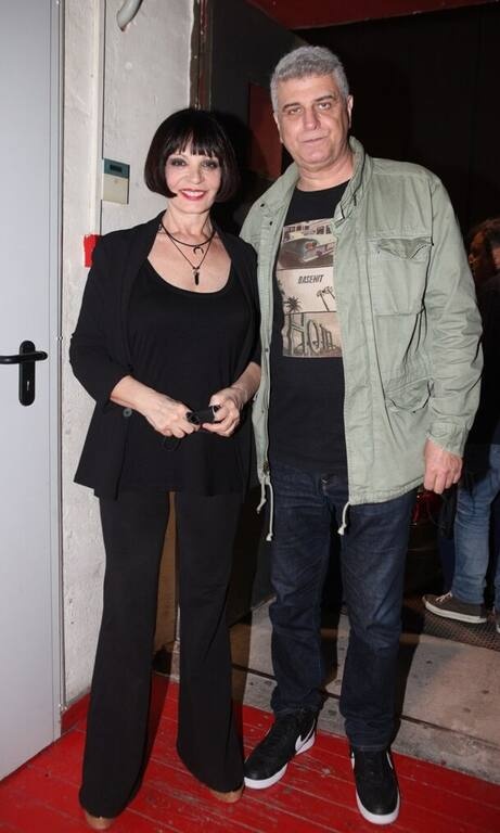 Έφη Μουρίκη Δεν έχουμε κανένα θέμα με το total black, αλλά να ξεχωρίζουν και λίγο τα ρούχα που φοράμε. Επίσης ένα αξεσουάρ ήταν απαραίτητο.