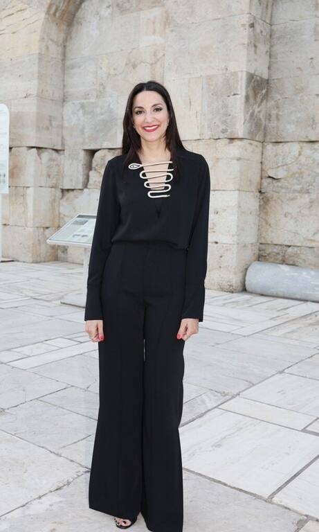 Κατερίνα Ευαγγελάτου Μία εξαιρετική εμφάνιση από την κυρία Ευαγγελάτου, η οποία μας έχει συνηθίσει σε αψεγάδιαστα looks. Με μαύρη tailored παντελόνα έσπασε το total black με το εντυπωσιακό κόσμημα της μπλούζας της σε σχήμα φιδιού.