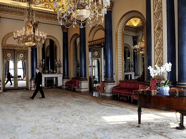 Buckingham-Palace-Music-Room-London-England.jpg